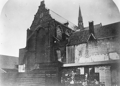 43093 Gezicht op de westgevel van de St.-Catharinakerk (Lange Nieuwstraat 36) te Utrecht, met rechts een deel van het ...